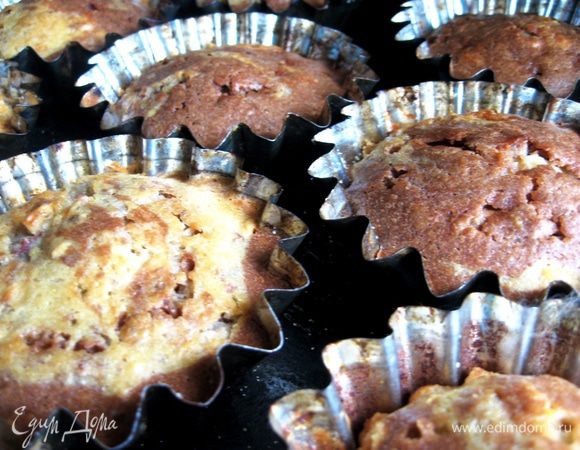 Вилкой делаем разводы и отправляем в духовку на 20-30 минут до готовности. 
Даем остыть 5 минут в формочках, вынимаем и полностью остужаем. 
