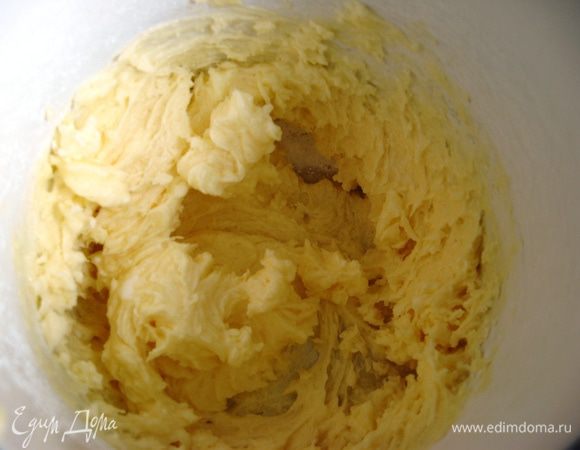 Готовим крем. Масло должно быть именно размягченным, по консистенции напоминать мороженное. Взбиваем его вместе с сахарной пудрой, ванилью, солью. В конце добавляем сливки и еще раз взбиваем до однородности. Если крем получился жидковатым, добавьте еще немного сахарной пудры. 