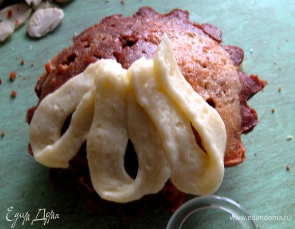 Теперь украшаем. Мне захотелось сделать цветочки. Для этого я использовала шприц, и насадку продолговатую и узкую. Рисуем от серединки до внешнего края капкейка лепесточки. 