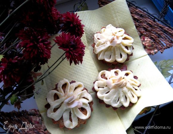 И вуаля, цветочек готов. В серединку вставила миндальные хлопья.