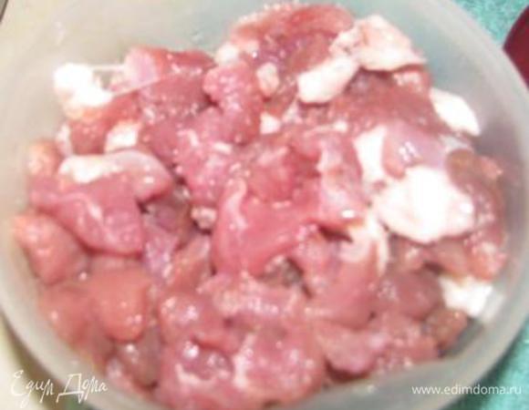 Берем мясо любое (говядина, свинина, баранина, курица), режем мелкими кусочками (1Х1).