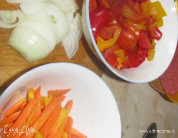 режем овощи: лук, морковь соломкой, перец квадратиками 2х2 примерно.  Добавляем к мясу лук, затем морковь, слегка обжариваем. 