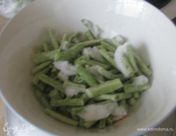 Режем фасоль. У меня джанду. Можно обычную стручковую фасоль. 

