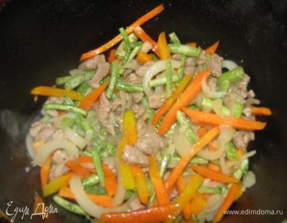 Добавляем к мясу и овощам, слегка обжариваем. Получается вот такая красотень. Сюда же мелко нарезанный картофель (0,5х0,5), можно даже мельче.
