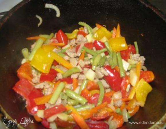 Следующим шагом добавляем перец. Хочу сразу предупредить, что овощи практически друг за другом отправляем к мясу, обжарим, но это занимает 1 минуту, не более.
