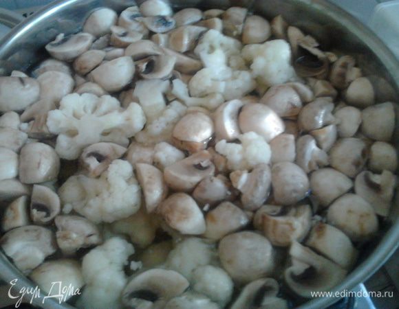 Вымыть все овощи. Вскипятить воду. Капусту промыть, разобрать на соцветия. Грибы также промыть и порезать на 2-4 части. В кипящую воду положить капусту и грибы и варить 3-5 минут.