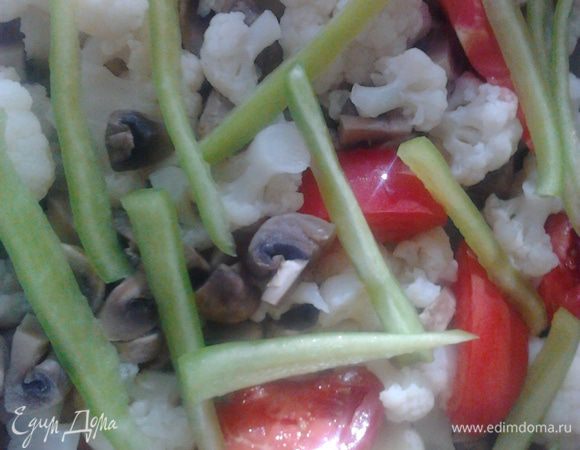 С отварных овощей слить воду. Все овощи переложить в форму.