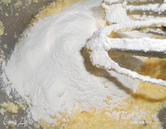 Добавить частями муку и замесить мягенькое эластичное тесто