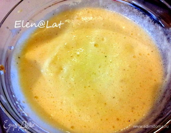 Отделить белки от желтков. Смешиваем желтки с сыром, разрыхлителем, сахаром, солью, ванилином. 

