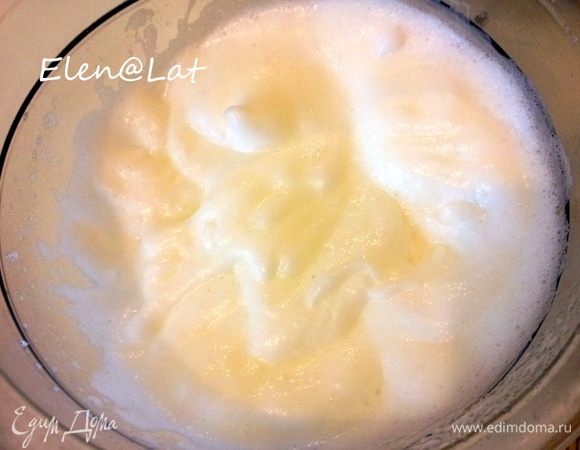 Белки взбиваем до очень устойчивых пиков.
