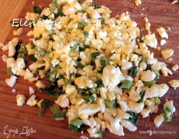 Мелко порезать вареное яйцо и зеленый лук.