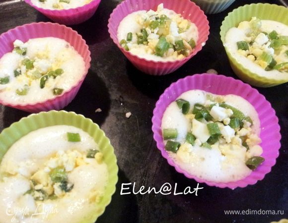 На тесто выкладываем начинку.
