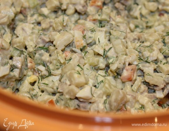 Все ингредиенты для салата нарезать мелким кубиком...посолить, поперчить...перемешать...заправить соусом