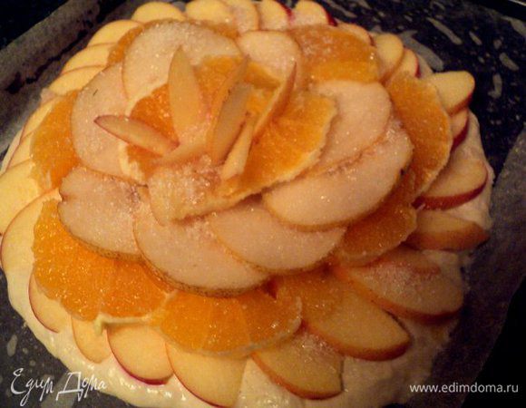 Противень застелить бумагой для выпечки, смазать маслом. Выложить тесто, разровнять смоченными водой руками в пласт толщиной 1-1.5 см. Сверху выложить по кругу фрукты, посыпать сахаром. Выпекать при температуре 180 градусов 35-40 мин. (ориентируйтесь на свою духовку).