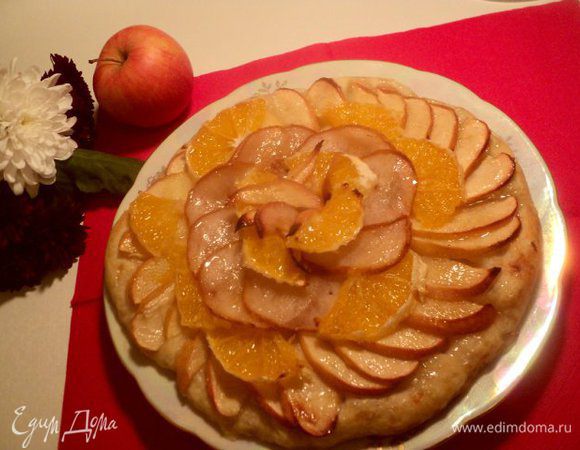 Готовую пиццу сверху смазать растопленным медом. Приятного аппетита!