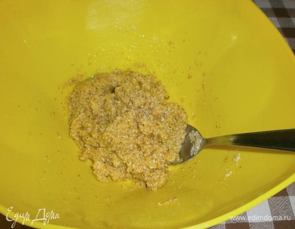 Молотый миндаль смешать с сахарной пудрой. Добавить яйцо, ликёр. Вымешать до однородной массы. Если нет молотого миндаля, можно взять целые ядрышки и смолоть с сахарной пудрой.
