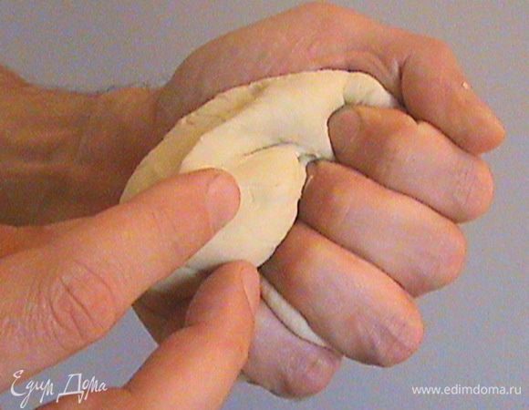 Смешать все ингредиенты для теста и замесить. Вымешивать 20 минут. Так как объём теста будет небольшим, удобнее всего месить в ладонях, как будто вы сжимаете эспандер. Периодически перекладывая из руки в руку. Это можно делать перед телевизором, читая книгу или занимаясь любым делом, не требующим занятости сразу двух рук. Заодно можно укрепить кисти и мышцы рук :))) После того, как тесто вымешено, положить его на 1 час в холодильник, накрыв плёнкой.