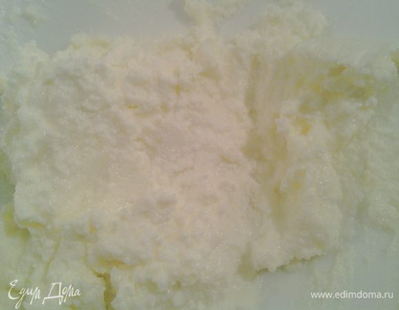 Пока тесто в холодильнике, делаем начинки.
Начинка №1 (творожная): перемешать все ингредиенты до однородного состояния. 