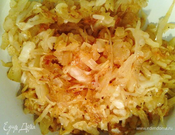 Начинка №2 (капустная): обжарить лук, добавить мелко нарезанную свежую капусту. Несколько минут потушить, добавить квашеную капусту. Добавить паприку. Посолить и поперчить по вкусу. Потушить ещё 5-7 минут.