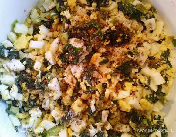 Начинка №3 (яично-луковая): отварить яйцо вкрутую, мелко нарезать. Зелёный лук мелко нарезать и обжарить в небольшом количестве масла. Посолить поперчить по вкусу.