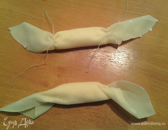 Заворачиваем вот такие конфеты. Можно прихватить ниткой, но осторожно. Я делал и так, и так.