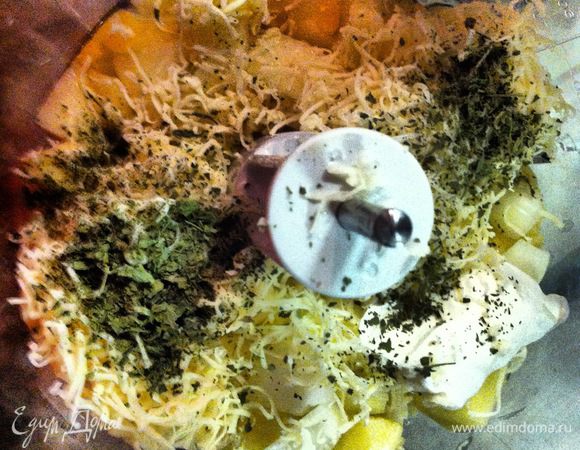 В блендере максимально измельчить картофель, лук, сыр, сметану, яйца и сушеные травы. 