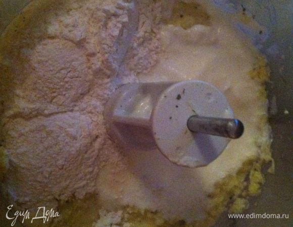 Добавить кефир, муку, соль, перец. Еще раз пробить хорошо в блендере. 