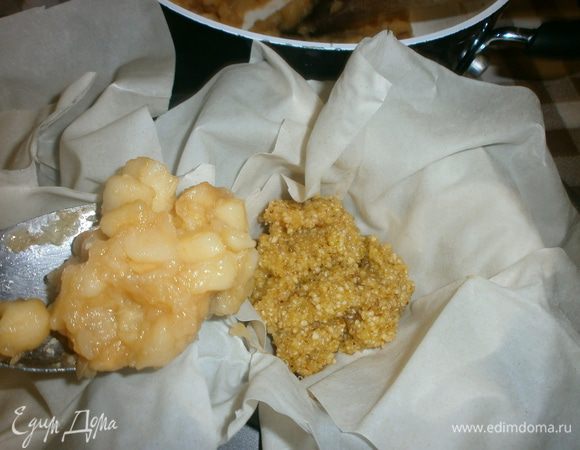 Формочки для кексов смазать сливочным маслом. Тесто разрезать на 6 квадратов (у меня на 6 порций). Застелить формочки тестом. так, чтобы выступали края. На низ разложить яблоки. Сверху миндальную пасту. завернуть края теста, как мешочек. Смазать молоком, посыпать сахаром и запечь в духовке 25-30 минут при температуре 170 градусов. Готовые оставить остывать в формочках.