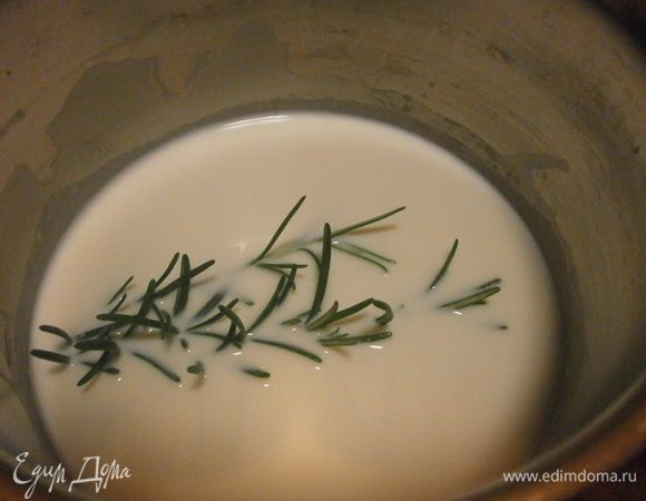 Готовим крем:
желтки смешать с сахаром до полного его растворения. Добавить крахмал. В молоко положить веточки розмарина и подогреть, не доводя до кипения. Снять молоко с огня. Убрать розмарин, при необходимости процедить молоко. Эфирные масла розмарина при нагревания выделятся и ароматизируют молоко. В молоко ввести яичную смесь, размешать венчиком и поставить на огонь. Постоянно помешивая, довести до кипения и одновременно до загустения крема.