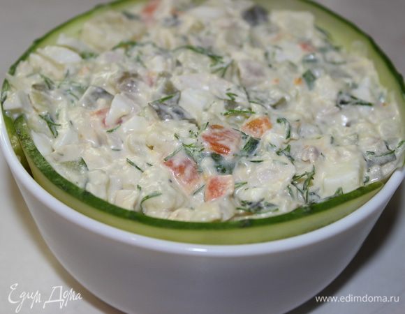 Огурец нарезать вдоль тонкими пластинками, уложить их по краю формы (пиалы)... заполнить форму салатом, немного утрамбовав его ложкой