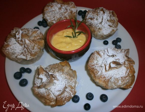 Готовые мешочки посыпать сахарной пудрой и можно приступать к чаепитию. Крем можно отдельно налить в чашу.