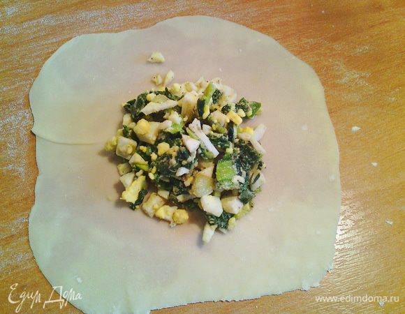 А теперь мешочки. Берём один шарик теста и делим его на 2 части. Каждую чать раскатываем на кружочки диаметром около 10 см. Кладем посередине начинку...