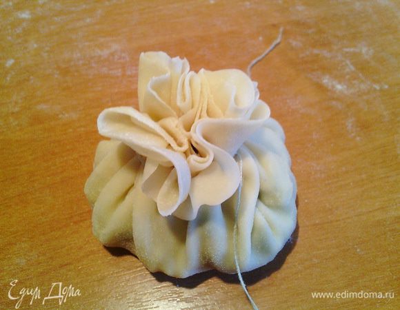 и собираем в мешочек. Прихватываем аккуратно ниткой.