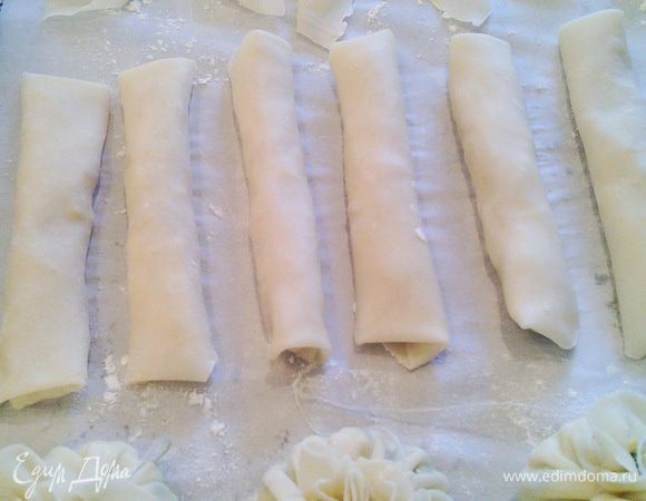 Выкладываем наше ассорти на противень и немного смазываем растопленным сливочный маслом. Выпекаем в заранее разогретой до 200 градусов духовке около 20 минут до зарумянивания.