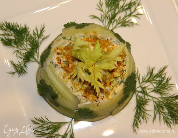 Взять сервировочную тарелку, накрыть ей форму с салатом. Затем все вместе перевернуть и аккуратно потрясти форму...салат окажется на тарелке. Украсить его веточками укропа и листиками кинзы, сверху присыпать шафраном или куркумой, по центру разместить листики сельдерея, чтобы показать из чего состоит салат.  Салат готов!  Приятного аппетита!!!