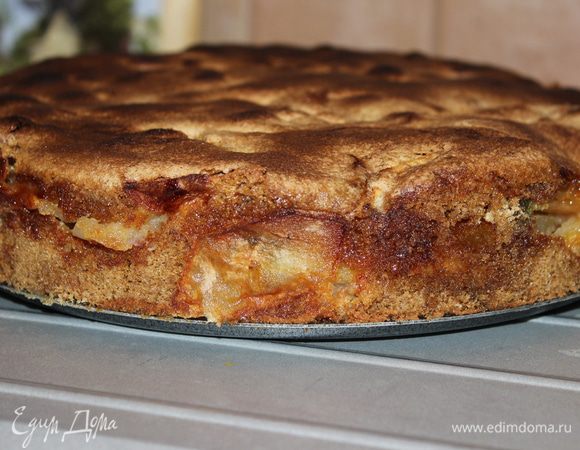 Пирог готов: сочный и вкусный, с хрустящей корочкой. Дайте ему остыть, присыпьте сахарной пудрой перед подачей. 