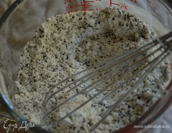 Разогреть духовку до 180 гр. Смазать хорошо большую прямоугольную форму или две одинаковые круглые формы, присыпать мукой. Тесто хорошо поднимается.
Смешать вместе муку, разрыхлитель, пищев.соду, соль. Затем добавить мак и все хорошо перемешать.