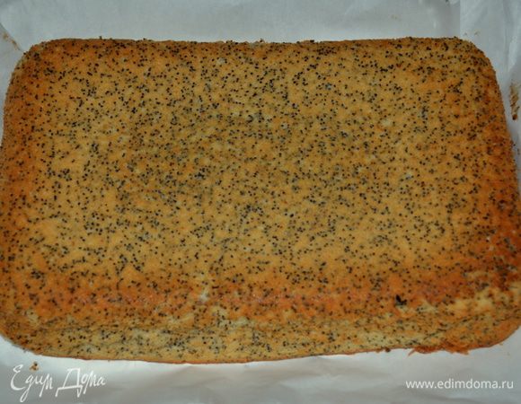 Тесто выложим в форму,распределим лопаточкой и поставим на 25-30 мин. Если формы у вас небольшие проверьте раньше. Готовый кекс оставим остывать на 15 мин.