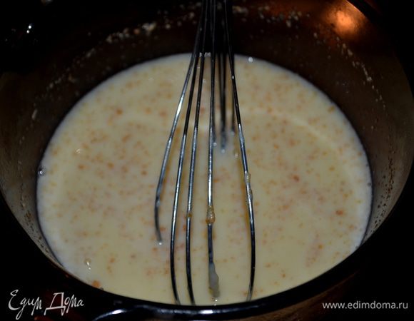 Приготовим ганаш.И лучше его приготовить за день заранее.
В небольшой кастрюльке поставим сливки на сред.огонь,как закипят снимем с огня.Выложим белый шоколад в горячие сливки. Дать им постоять 1 мин. Затем добавим цедру и перемешать. Вылить в контейнер, закрыть крышкой и поставить в холодильник на 6 часов или на ночь.
Если будете использовать сразу он не успеет загустеть и будет жидковатым, так было у меня, потому как кекс делала по просьбе мужа на работу в срочном порядке.