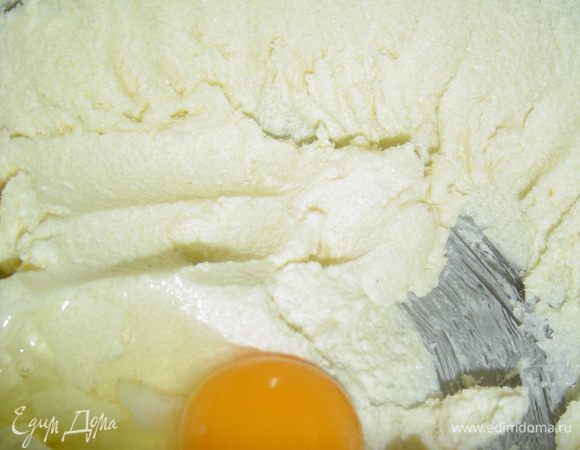 Взбиваем размягченное сливочное масло с сахаром, а затем добавляем по одному яйцу, не прекращая взбивать.