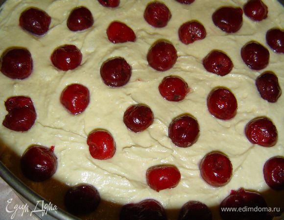 Сверху выкладываем 1/3 от объема вишни (размораживать не надо),