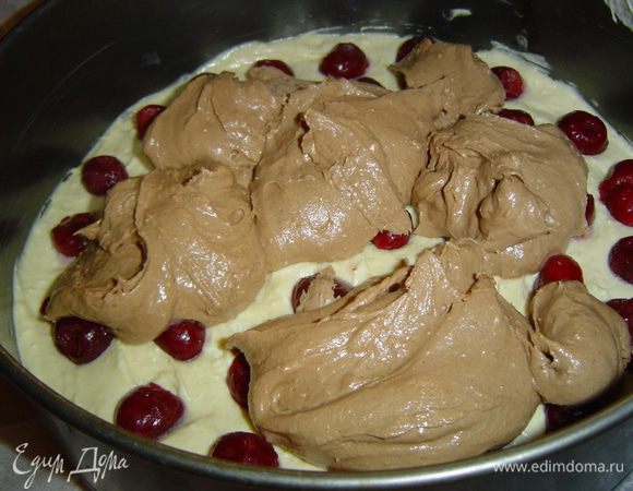 а на нее кладем темное тесто, и опять - треть вишни.