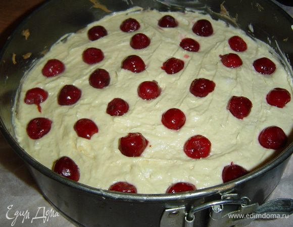 Сверху помещаем остаток светлого теста и вишню.