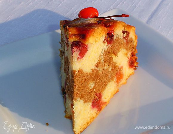 Украшаем пирог коктейльными вишнями.