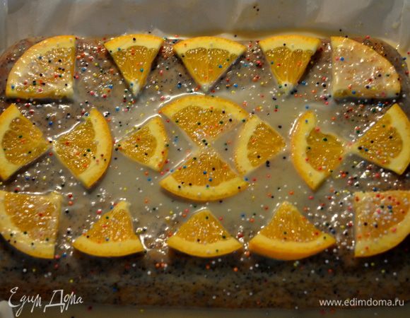 Ганаш достанем из холодильника и взбить на средней скорости.
Как кекс остынет  выложим ганаш, распределим лопаткой. Поставим в холодильник. Когда ганаш застынет, кекс разрежем на кусочки и подаем к столу. Приятного аппетита.
P.S Как я уже упомянула в предыдущем шаге, ганаш я использовала сразу, поэтому пришлось приукрасить кекс цитрусами.