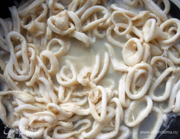 Кальмары промыть, обсушить, нарезать. В сковороде разогреть немного масла, обжарить кальмары, минут 10-12. Образовавшийся сок слить. 