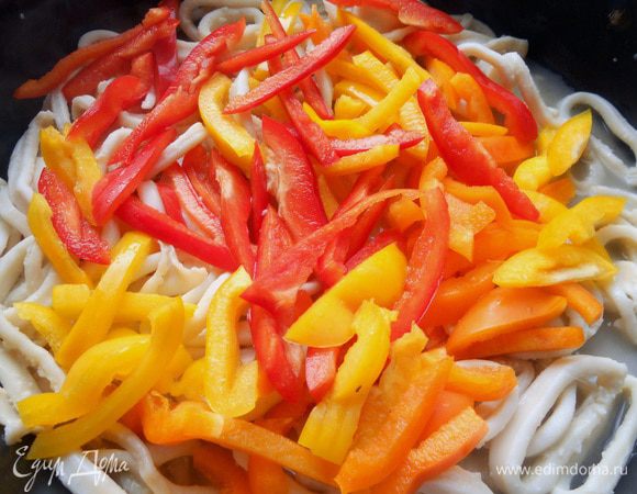 Добавить нарезанный сладкий перец и продолжать готовить еще минут 15, впрочем все зависит от кальмаров - если тушки крупных и не очень молодых особей, то может может потребоваться тушить все это дело около часа. В моем случае кальмары были готовы уже минут через 25. 