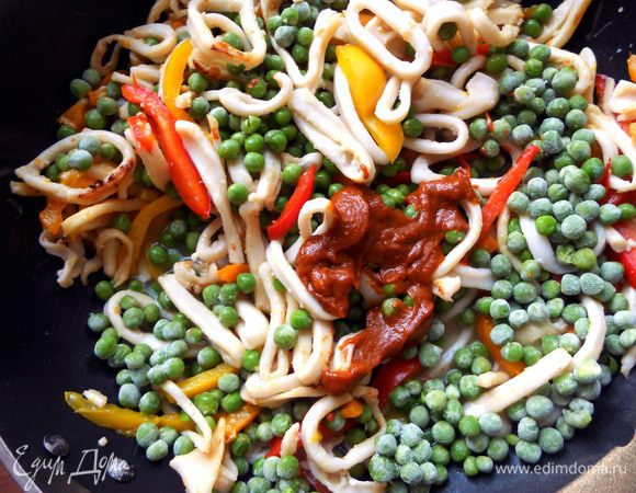 Далее присоединить горошек, не размораживая,  карри (регулируйте остроту по вкусу), соль при необходимости, а также травы. Готовить под крышкой еще минут 7, после чего снять с огня.