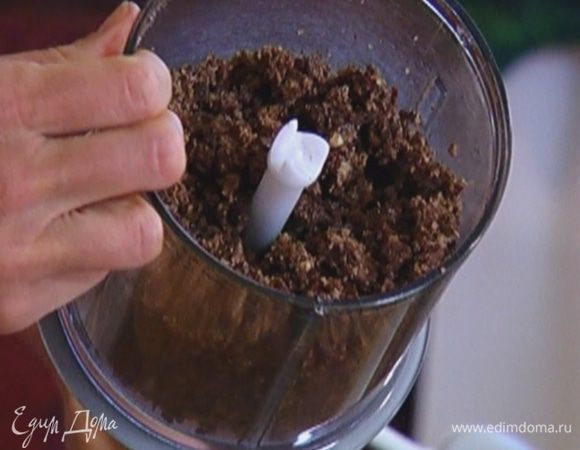 Хлебную крошку соединить с оставшимся сахаром и сливочным маслом, всыпать 1 1/2 ст. ложки шоколадной крошки и еще немного взбить в блендере.
