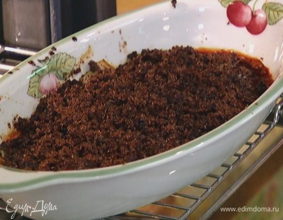 Выпекать крамбл в разогретой духовке 20 минут.